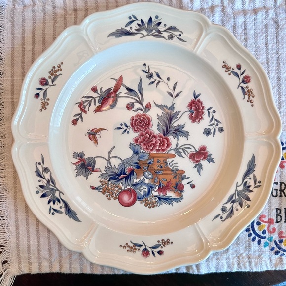 Wedgwood Williamsburg Potpourri Cream Dinnerware with Red and Blue Floral Design - Picture 9 of 16